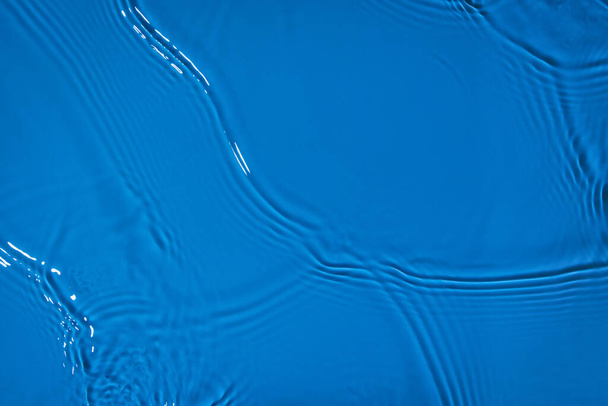 transparent dark blue colored clear calm water surface texture  - Foto, afbeelding