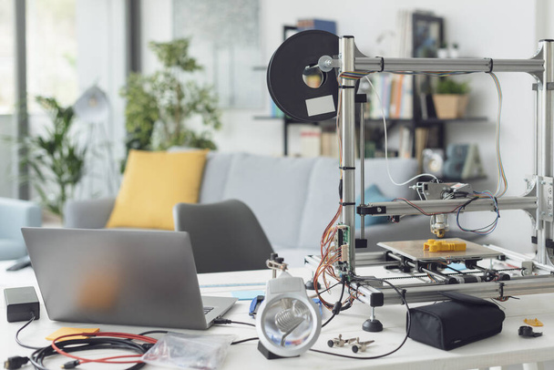 Impresora 3D portátil y herramientas en un escritorio en casa - Foto, imagen