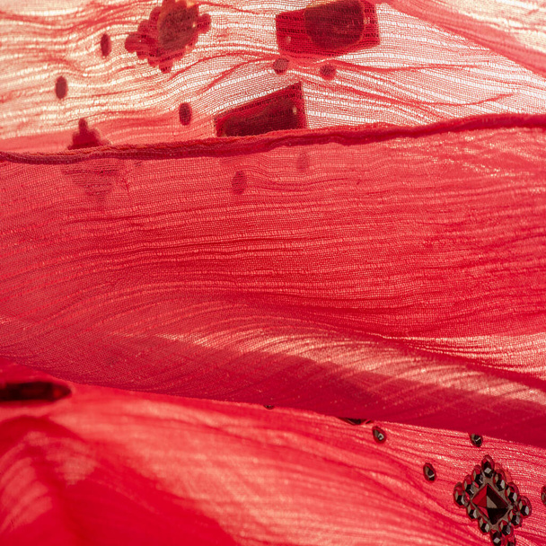 Конструкция фона, шелковый узор, розовая ткань с приклеенными декоративными камнями - Фото, изображение