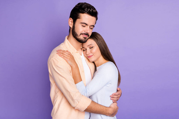 Photo of charming married couple hug closed eyed wear casual clothes isolated on purple color background - Foto, imagen