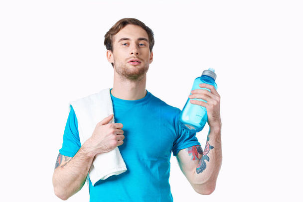 sport homme avec serviette sur l'épaule bouteille d'eau énergie santé séance d'entraînement - Photo, image