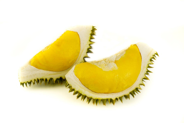 Frisches Durian-Fruchtfleisch geschält auf isoliertem weißen Hintergrund. Diese thailändische Frucht riecht und spitzt, schmeckt süß. Aufgrund seiner scharfen Dornen, so nennen wir es König der Obstbauern in Asien. - Foto, Bild