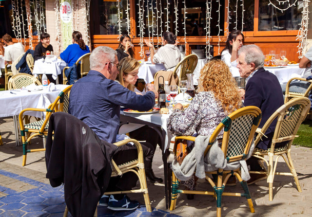 Espanja, Barcelona, maaliskuu 2021: Perheillallinen La Barca del Salamanca ravintolan avoimella kuistilla sataman olympialaisissa lähellä Välimerta, Barcelonassa. Espanja - Valokuva, kuva
