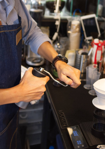 Barista haciendo café, camarero preparando bebida de café - Foto, Imagen