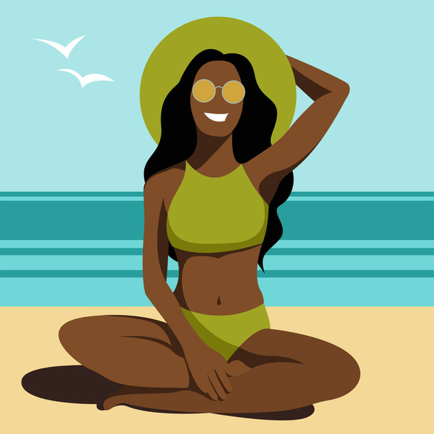 vektori valoisa trendikäs kuva teema kesälomien. nuori hymyilevä tummaihoinen tyttö vihreässä uimapuvussa, aurinkolasit ja hattu istuu lootusasennossa rannalla meren tai valtameren rannalla - Vektori, kuva