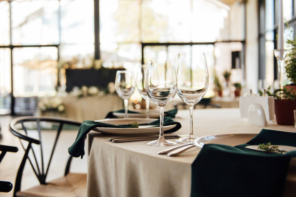 Luxurious restaurant. Luxurious interior, white tables, serving dishes and glasses for guests - Zdjęcie, obraz