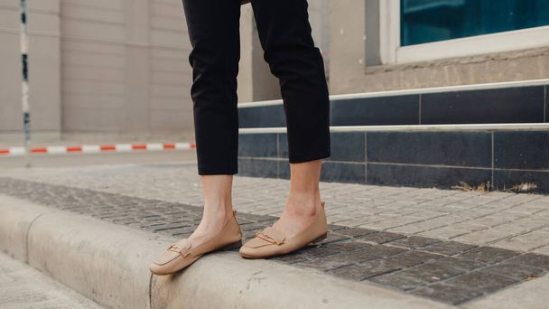 Увечері успішна молода азіатська бізнес-жінка, ноги і ноги в модний офісний одяг гуляють вулицями сучасного міста. Бізнес за концепцією. - Фото, зображення