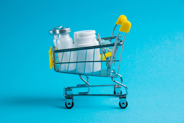 Lääkkeitä ostoskärryissä shoppailijalle. Lääketieteen käsite ja hoidon kustannukset - Valokuva, kuva