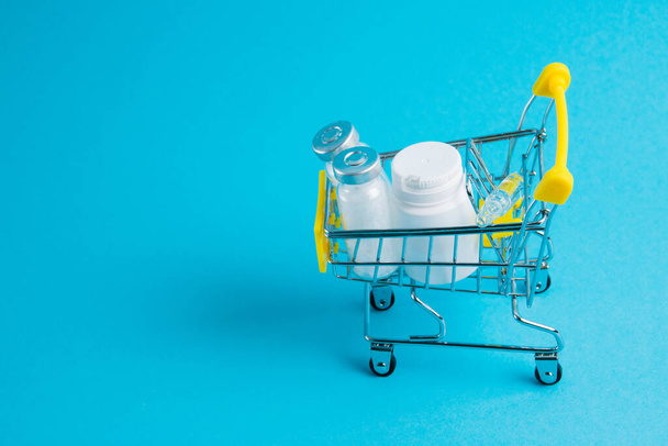 買い物客のためのショッピングカートの薬。薬の概念と治療費 - 写真・画像