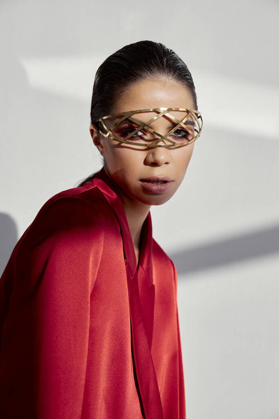 γυναίκα σε κόκκινο σακάκι με γυαλιά αξεσουάρ στο πρόσωπο περικοπεί μοντέλο άποψη - Φωτογραφία, εικόνα