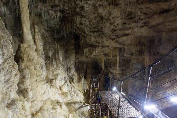 Dentro de Azishskaya Cueva no muy lejos de la meseta Lago-Naki, Adygeya, Rusia. Disparos con exposición prolongada con cambio de distancia focal. - Foto, Imagen