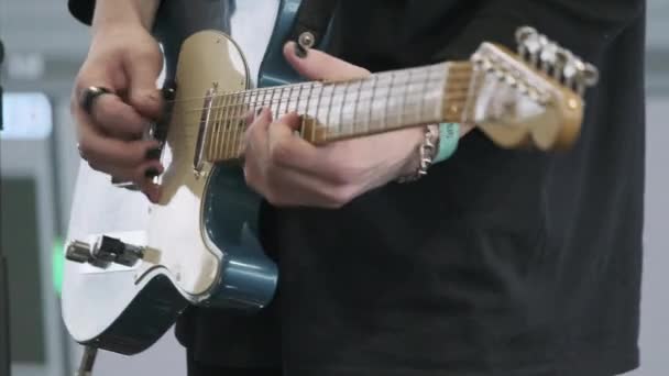 Гітарист грає на електрогітарі на концерті в нічному клубі
 - Кадри, відео