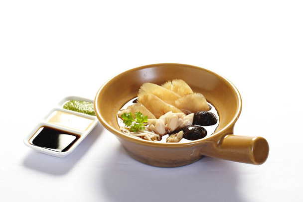 sopa de aleta de tiburón chino aislada sobre fondo blanco - Foto, Imagen