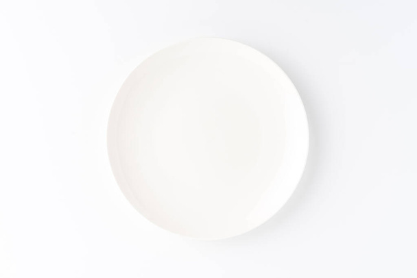 Overhead shot of blank white plate isolated on white background. Flat lay - Foto, Imagem
