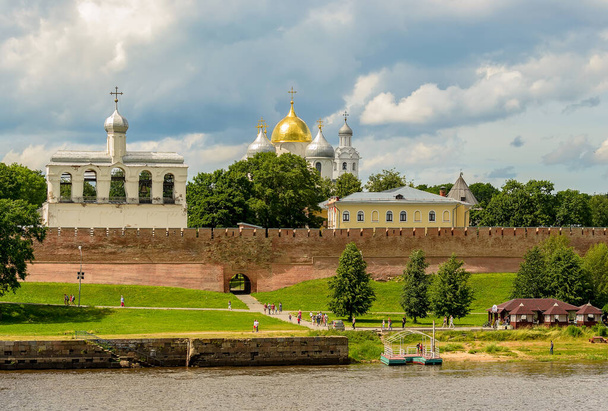 Vista del Kremlin de Veliky Novgorod desde el puente peatonal sobre el río Volkhov.  - Foto, imagen