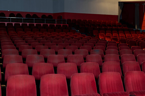 Άδειες σειρές καθισμάτων σε κινηματογράφο ή αίθουσα συναυλιών. Καθίσματα χωρίς θεατές. Κλείδωμα και περιορισμοί κατά τη διάρκεια της πανδημίας COVID-19 - Φωτογραφία, εικόνα