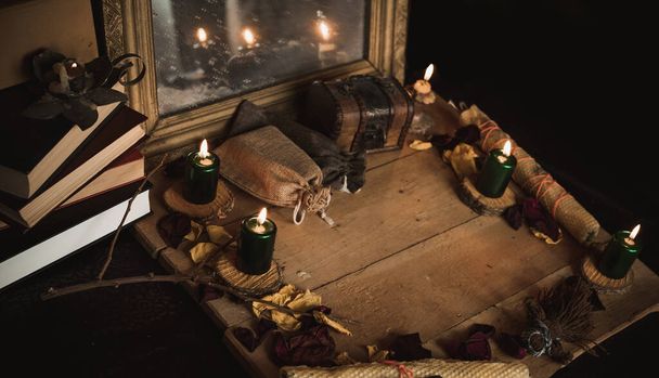 Viejo mundo, atributos mágicos para rituales y predicción del destino, detalles sobre una mesa de brujas, concepto de ocultismo - Foto, Imagen