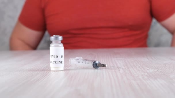 Koronavirüse karşı aşısı olan şişeler, grip, tehlikeli hastalıklar, şırınga ve erkek elleri. Corona virüsü, grip, enjeksiyon, iğne ve salgın sırasında klinik tedavi konsepti - Video, Çekim