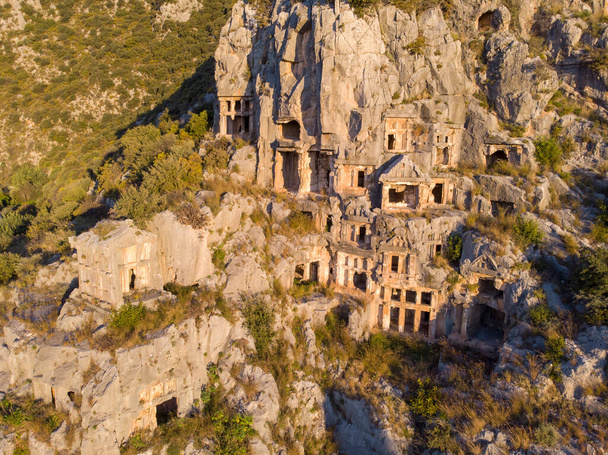 Археологічні рештки лікійської скелі вирізьблені в Мірі (Туреччина). - Фото, зображення