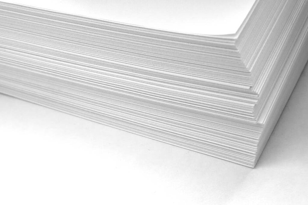 pila di fogli bianchi di carta su una superficie bianca primo piano - Foto, immagini