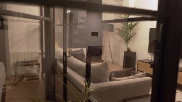 Pan od prawej do lewej strzał nowoczesny luksusowy salon wnętrz z wygodną sofą i sypialnią z wygodnym łóżkiem - Materiał filmowy, wideo