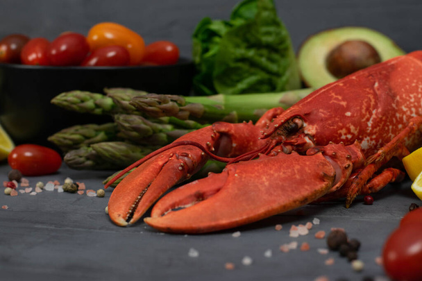 Gri beton masada sebzeli ve baharatlı ıstakoz. Deniz ürünleri ve sebzeler. Sağlıklı yiyecekler. Lüks yemekler.. - Fotoğraf, Görsel