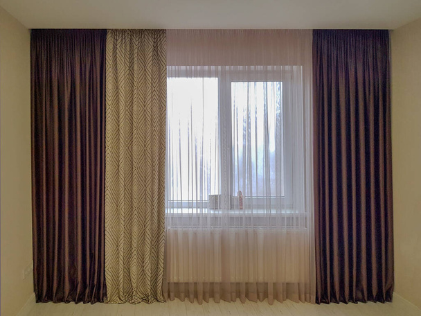 varias cortinas y tul en la ventana - Foto, Imagen