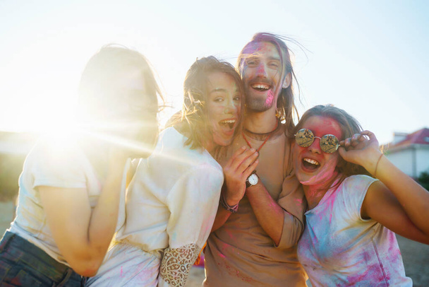 Teenagers Friends have fun at the holi festival. Beach Party. Celebrating traditional indian spring holiday. Friendship, Leisure, Vacation, Togetherness. - Φωτογραφία, εικόνα