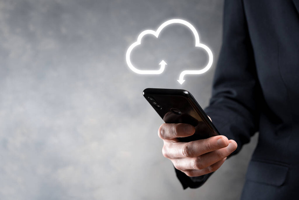 Бізнесмен тримає концепцію хмарних обчислень icon.Cloud - підключення смартфона до хмари. комп'ютерний інформаційний технолог мережі зі смартфоном. Велика концепція даних
 - Фото, зображення
