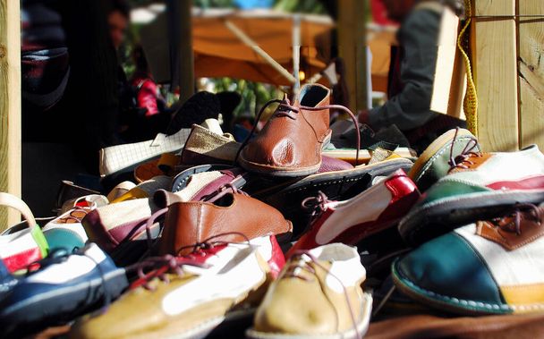 оригинальная обувь ручной работы по продаже на рынке типичной для острова Майорка - Фото, изображение
