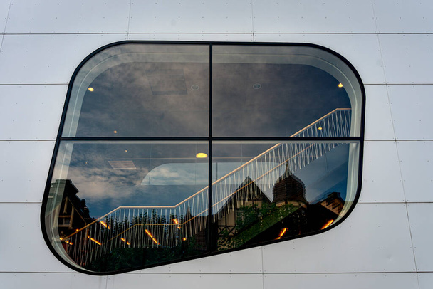 geometrische ramen op een moderne gevel - Foto, afbeelding