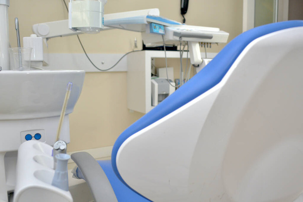 Erittäin moderni hammaslääkärin vastaanotto ja klinikka. Hoitohuone käyttää hammaslääketieteellisiä laitteita ja välineitä, jotka hyödyntävät ajan tasalla olevaa tekniikkaa. Huone on valoisa, kevyt ja hygieenisesti puhdas. - Valokuva, kuva