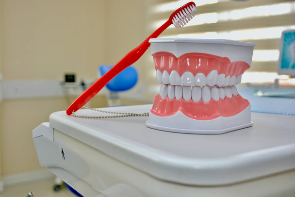 Ultra modern bir dişçi muayenehanesi. Tedavi odası, güncel teknoloji için dişçi ekipmanı ve araç gereç kullanıyor. Oda aydınlık, aydınlık ve hijyenik.. - Fotoğraf, Görsel