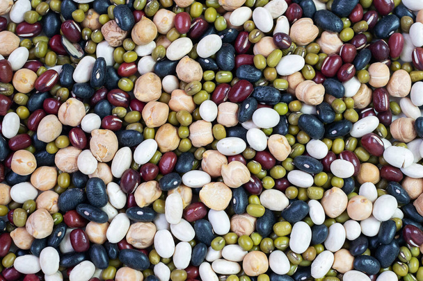 Haricots mélangés biologiques ; pois verts, noirs, rouges, blancs et chiches sur assiette - Photo, image
