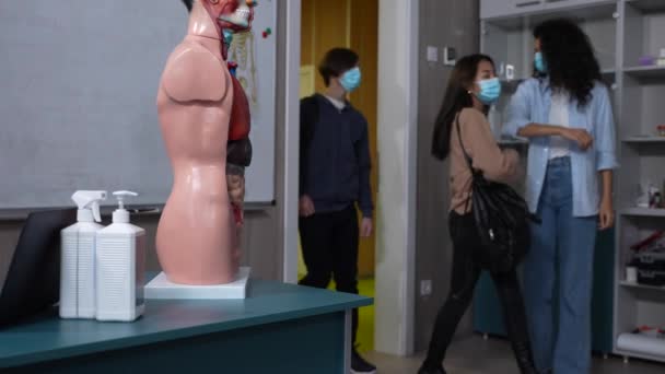 Teenager mit Mundschutz betreten Klassenzimmer - Filmmaterial, Video