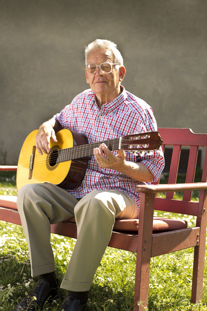 idősebb ember, gitár - Fotó, kép