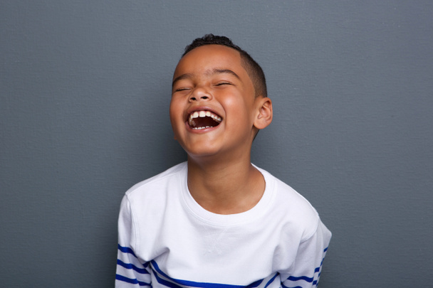 Задоволений маленький хлопчик сміється
 - Фото, зображення