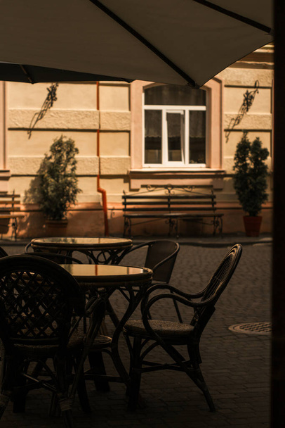 Masa ve sandalyeler yerel bir kafe caddesindeki terasta. boş konforlu yaz kafesi - Fotoğraf, Görsel