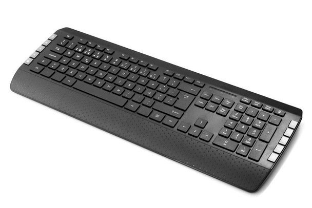 Nahaufnahme einer drahtlosen schwarzen PC-Tastatur. - Foto, Bild