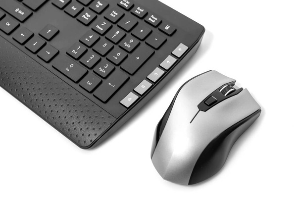 Close-up weergave van een draadloze zwarte personal computer toetsenbord en scroll wiel muis. - Foto, afbeelding