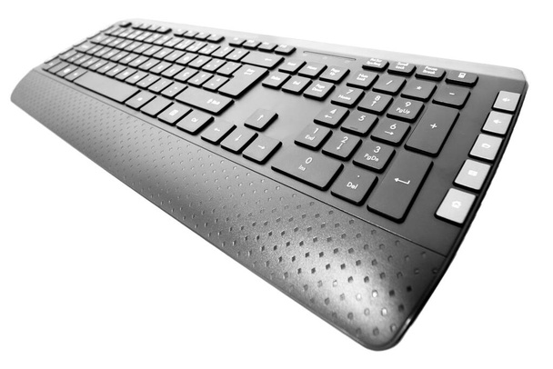 Vista ravvicinata di una tastiera di personal computer nera senza fili. - Foto, immagini