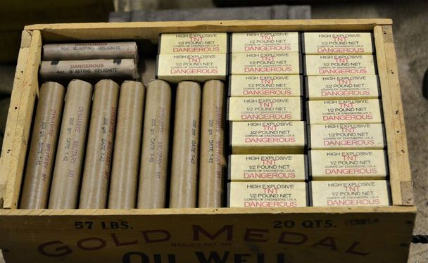 Pudełko materiałów wybuchowych używanych przez zespoły rozbiórkowe w Stanach Zjednoczonych, Wojsko.  - Zdjęcie, obraz