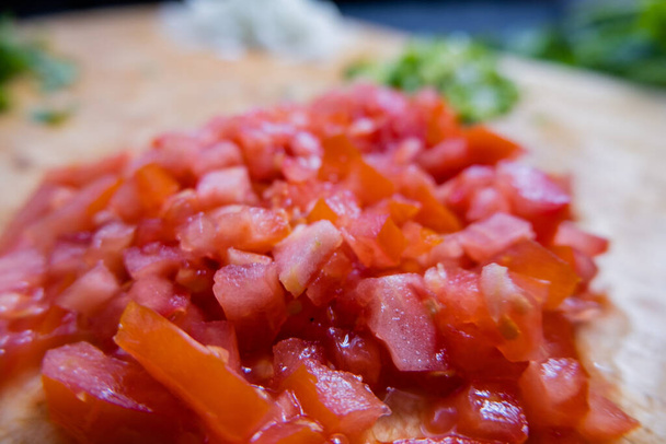 Lähikuva tuoreita tomaattiviipaleita leikkauspöydällä - Valokuva, kuva