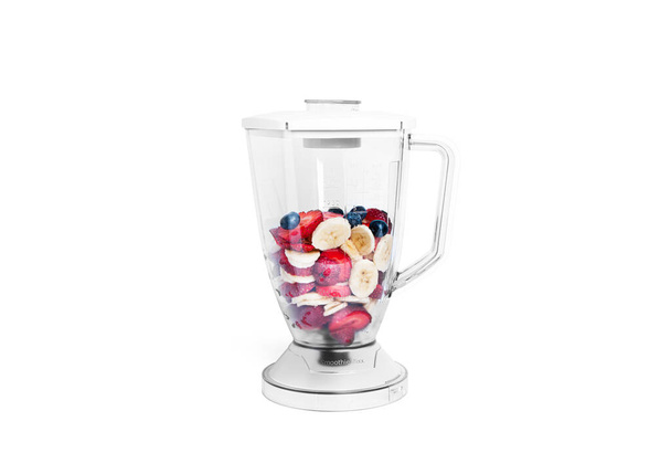 Gladde mixer met fruit geïsoleerd op witte achtergrond. Blender voor smoothie. - Foto, afbeelding