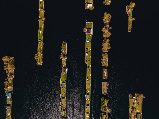 Vista aérea de pequeñas islas en el lago Vinkeveense Plassen, cerca de Vinkeveen, Holanda. Es un hermoso espacio natural para la recreación en los Países Bajos - Foto, imagen