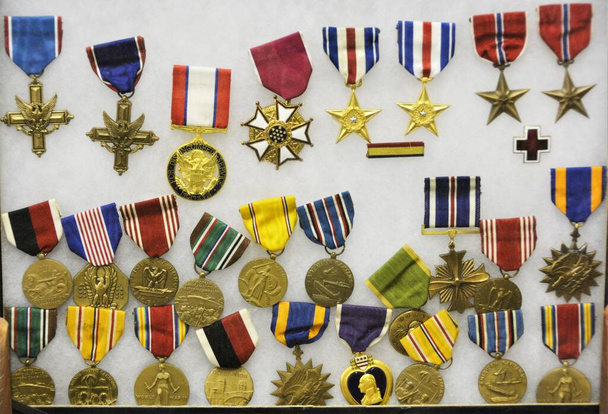 Różne medale zdobyte przez żołnierzy w czasie wojny.  - Zdjęcie, obraz