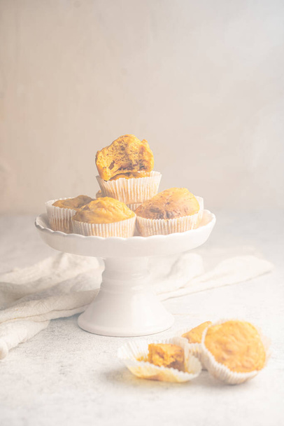 Słone dyniowe muffinki na białym stoisku z ciastami - Zdjęcie, obraz