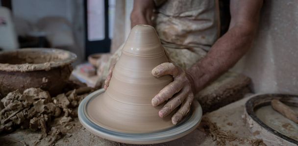Main de potier travaillant soigneusement sur la poterie, vue rapprochée - Photo, image