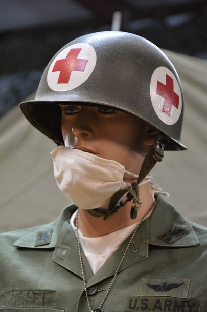 Maniquí médico del ejército de los E.E.U.U. que usa una máscara para entrenar.  - Foto, Imagen