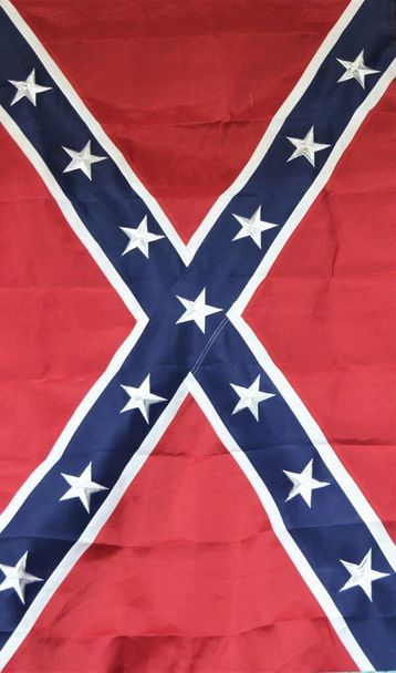 Trotz der Kontroversen nimmt die Flagge der Konföderierten immer noch einen Platz in der Geschichte der USA ein. Die Flagge der Konföderierten sollte eine gespaltene Nation repräsentieren. Es wurde während des Bürgerkriegs geflogen und gilt heute als rassistisch.  - Foto, Bild